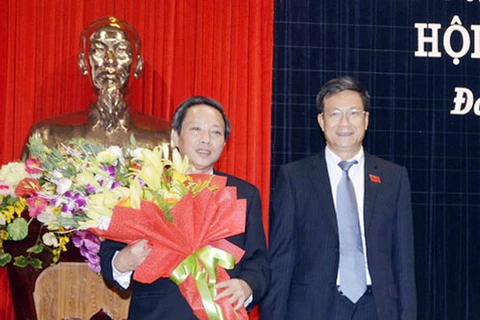 Ông Lương Ngọc Bính, Ủy viên Trung ương Đảng, nguyên Bí thư Tỉnh ủy khóa XV, Chủ tịch HĐND tỉnh tặng hoa chúc mừng ông Hoàng Đăng Quang. (Nguồn: Quangbinh.gov.vn)