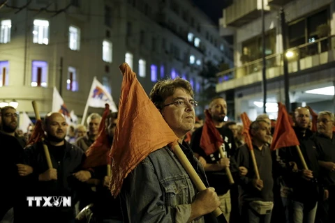 Tối 16/10, hàng nghìn người Hy Lạp đã xuống đường tuần hành tại trung tâm thủ đô Athens để phản đối việc tiếp tục thực thi chính sách "thắt lưng buộc bụng". (Nguồn: Reuters/TTXVN)
