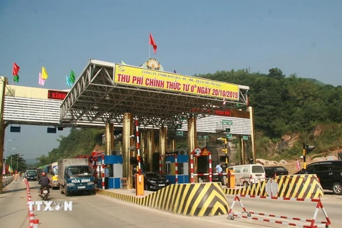 Trạm thu phí trên tuyến Quốc lộ 6, đoạn qua thị trấn huyện Lương Sơn (Hòa Bình). (Ảnh: Nhan Hữu Sinh/TTXVN)