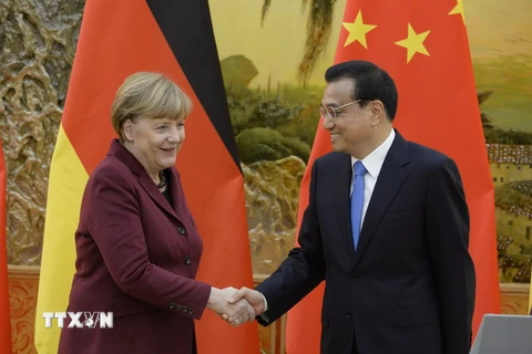 Thủ tướng Trung Quốc Lý Khắc Cường (phải) và Thủ tướng Đức Angela Merkel tại cuộc họp báo sau hội đàm. (Nguồn: AFP/TTXVN)