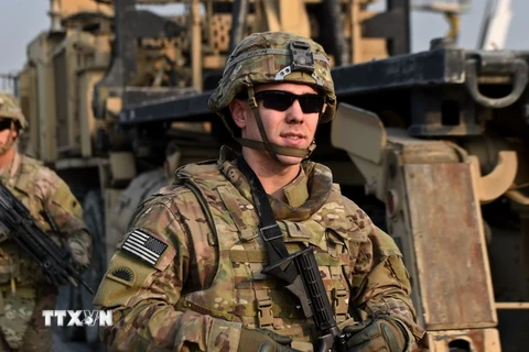Binh sỹ Mỹ điều tra tại hiện trường một vụ đánh bom ở Kabul, Afghanistan ngày 5/1. (Nguồn: AFP/TTXVN)