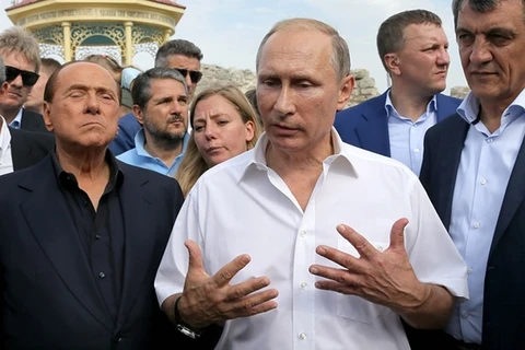 Cựu Thủ tướng Italy Silvio Berlusconi và Tổng thống Nga Vladimir Putin trong chuyến thăm Crimea hồi tháng 9. (Nguồn: TASS)