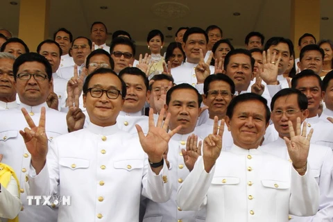 ãnh đạo CNRP Sam Rainsy (bên trái, hàng đầu) và ông Kem Sokha (bên phải-hàng đầu) cùng các nghị sỹ bên ngoài tòa nhà Quốc hội trước buổi lễ tuyên thệ nhậm chức tại Hoàng Cung ở thủ đô Phnom Penh ngày 5/8/2014. (Nguồn: THX/TTXVN)