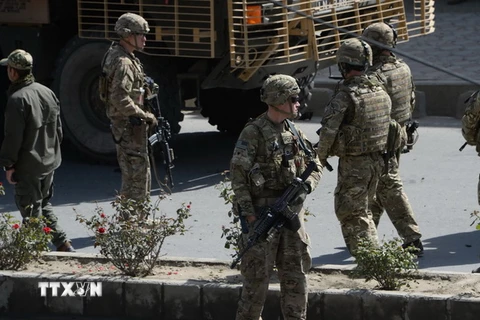 Binh sỹ Mỹ điều tra tại hiện trường một vụ đánh bom ở Kabul, Afghanistan ngày 11/10. (Nguồn: AFP/TTXVN)