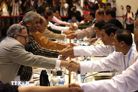 Các thành viên Ủy ban Kiến tạo hòa bình Liên bang của Chính phủ Myanmar và đại diện cấp cao các nhóm vũ trang tại bàn đàm phán Yangon, ngày 22/7. (Nguồn: THX/TTXVN)