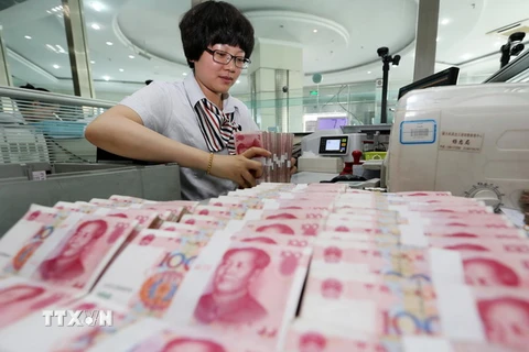 Kiểm tiền NDT tại ngân hàng ở Liên Vận Cảng, tỉnh Giang Tô, Trung Quốc ngày 11/8. (Nguồn: THX/TTXVN)