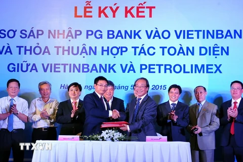 Quang cảnh lễ ký kết hồ sơ sáp nhập PG Bank vào VietinBank. (Ảnh: TTXVN phát)
