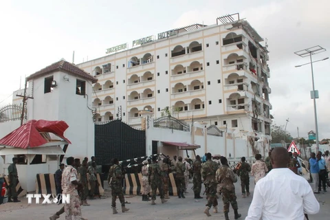 Tòa khách sạn Jazeera Palace bị phá hủy sau vụ đánh bom. (Nguồn: AFP/TTXVN)