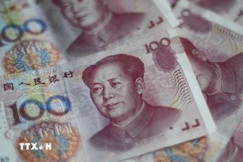 Đồng tiền giấy mệnh giá 100 NDT (15.5 USD) tại Bắc Kinh ngày 25/8. (Nguồn: AFP/TTXVN)