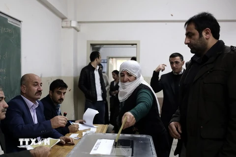 Cử tri Thổ Nhĩ Kỳ bỏ phiếu tại một địa điểm bầu cử ở Istanbul. (Nguồn: AFP/TTXVN)