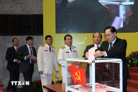 Các đại biểu bỏ phiếu bầu Ban Chấp hành Đảng bộ thành phố Hà Nội khóa XVI, nhiệm kỳ 2015-2020 (chiều 1/11). (Ảnh: An Đăng/TTXVN)