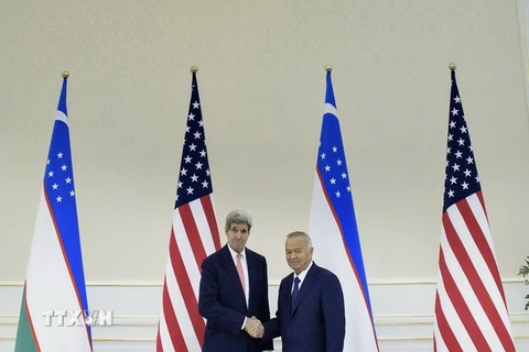 ổng thống Uzbekistan Islam Karimov (phải) có cuộc gặp với Ngoại trưởng Mỹ John Kerry (trái). (Nguồn: AFP/TTXVN)