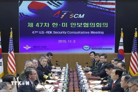 Bộ trưởng Quốc phòng Hàn Quốc Han Min Koo (phải) và Bộ trưởng Quốc phòng Mỹ Ashton Carter (trái) tại hội nghị. (Nguồn: AFP/TTXVN)