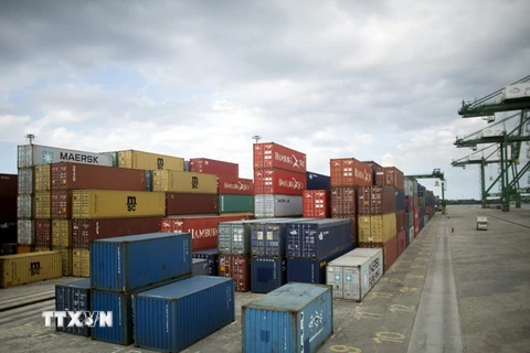 Hoạt động vận chuyển, bốc dỡ hàng hóa tại cảng Mariel, ngoại ô thủ đô La Habana, Cuba ngày 6/10. (Nguồn: Reuters/TTXVN)