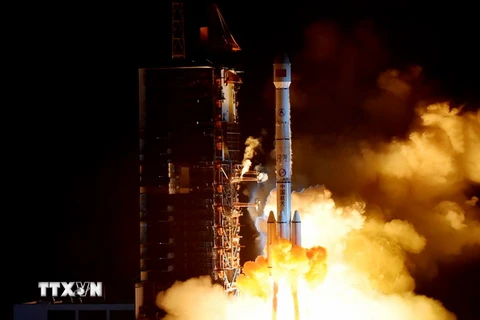 Tên lửa đẩy Trường Chinh 3B mang theo vệ tinh ChinaSat 2C rời bệ phóng ở Trung tâm phóng vệ tinh Tây Xương ngày 4/11. (Nguồn: THX/TTXVN)