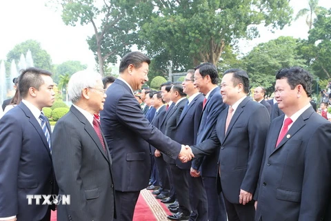 Tổng Bí thư Nguyễn Phú Trọng giới thiệu với Tổng Bí thư , Chủ tịch nước Trung Quốc Tập Cận Bình các thành viên đoàn Việt Nam. (Ảnh: Trí Dũng/TTXVN)