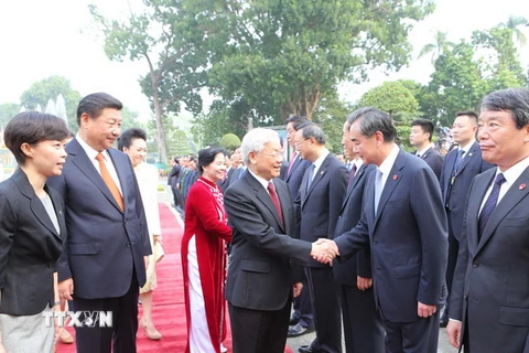 Tổng Bí thư, Chủ tịch nước Trung Quốc Tập Cận Bình giới thiệu với Tổng Bí thư Nguyễn Phú Trọng các thành viên đoàn Trung Quốc. (Ảnh: Trí Dũng/TTXVN)