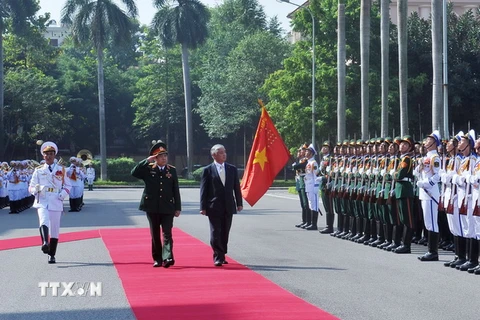 Bộ trưởng Phùng Quang Thanh và Bộ trưởng Gen Nakatani duyệt đội Danh dự Quân đội Nhân dân Việt Nam tại lễ đón. (Ảnh: Trọng Đức/TTXVN)