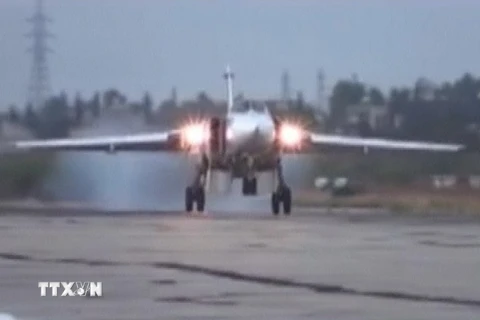 Máy bay Sukhoi Su-24M của Nga hạ cánh xuống sân bay quân sự Hmeymim gần thành phố Latakia ngày 15/10. (Nguồn: AFP/TTXVN)