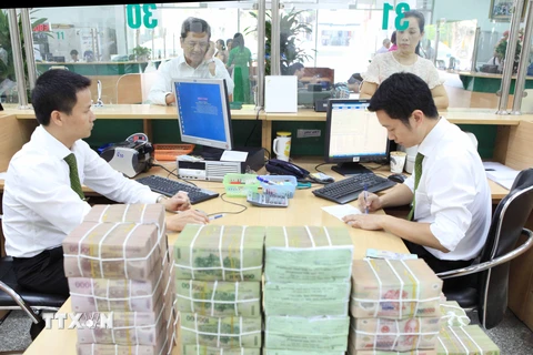 Chuẩn bị tiền mặt cho khách hàng vay vốn tại Vietcombank chi nhánh Hà Nội. (Ảnh: Trần Việt/TTXVN)