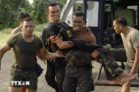 Chuyển binh sỹ Philipines bị thương sau vụ xung đột ngày 18/10. (Nguồn: AFP/TTXVN)