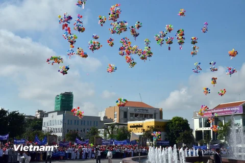 Hoạt động kỷ niệm trọng thể 62 năm ngày Campuchia giành độc lập. (Ảnh: Xuân Khu/Vietnam+)