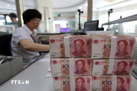 Kiểm tiền Nhân dân tệ tại ngân hàng ở Liên Vận Cảng, tỉnh Giang Tô, miền đông Trung Quốc ngày 11/8. (Nguồn: AFP/TTXVN)