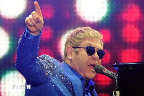 Ca sỹ kiêm nhạc sỹ người Anh Elton John trong một buổi biểu diễn tại Rio de Janeiro, Brazil ngày 20/9. (Nguồn: AFP/TTXVN)