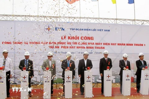 Phó Thủ tướng Hoàng Trung Hải phát lệnh khởi công công trình hệ thống cấp điện phục vụ thi công dự án Nhà máy Điện hạt nhân Ninh Thuận 1. (Ảnh: Đức Ánh/TTXVN)