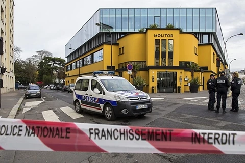 Cảnh sát phong tỏa khu vực khách sạn Molitor nơi đội tuyển bóng đá Đức tập trung. (Nguồn: theguardian.com)