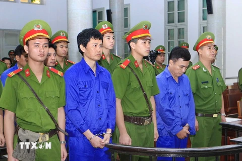 Từ trái sang là bị cáo Phạm Hải Bằng (đứng thứ hai) và bị cáo Trần Văn Lục (đứng thứ tư) nghe tòa tuyên án ngày 27/10. (Ảnh: Doãn Tấn/TTXVN)
