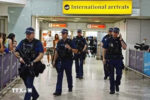 Cảnh sát Anh gác tại cửa sân bay Heathrow, phía tây London. (Nguồn: AFP/TTXVN)