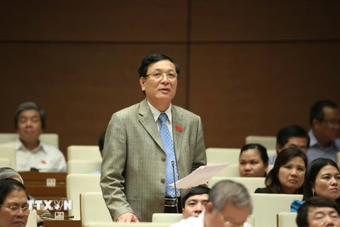 Bộ trưởng Bộ Giáo dục và Đào tạo Phạm Vũ Luận trả lời câu hỏi chất vấn của đại biểu Quốc hội. (Ảnh: Phương Hoa/TTXVN)