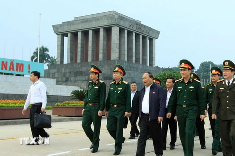 Phó Thủ tướng Nguyễn Xuân Phúc với lãnh đạo Ban quản lý Lăng Chủ tịch Hồ Chí Minh kiểm tra khu vực tu bổ. (Ảnh: An Đăng/TTXVN)