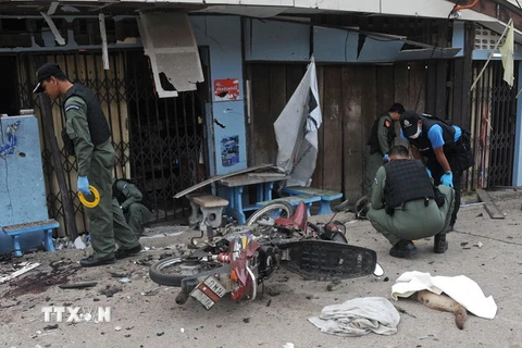 Cảnh sát Thái Lan điều tra tại hiện trường vụ đánh bom ở Rangae ngày 18/9. (Nguồn: AFP/TTXVN)