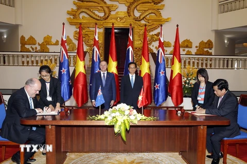 Thủ tướng Nguyễn Tấn Dũng và Thủ tướng New Zealand John Key chứng kiến lễ ký kết thỏa thuận hợp tác trong lĩnh vực hàng không dân dụng giữa Bộ Giao thông vận tải và Bộ Giao thông vận tải New Zealand. (Ảnh: Đức Tám/TTXVN)