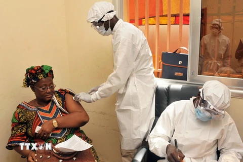 Tiêm vaccine VSV-ZEBOV phòng Ebola tại trung tâm y tế ở Conakry, Guinea ngày 10/3. (Nguồn: AFP/TTXVN)