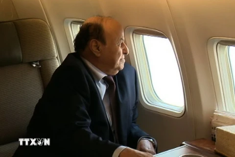 Tổng thống Yemen Abd-Rabbu Mansour Hadi trên máy bay trở về Aden ngày 22/9. (Nguồn: AFP/TTXVN)