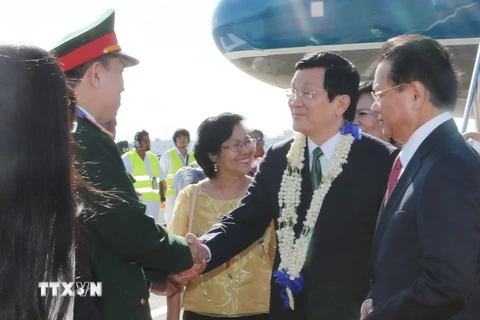 Bộ trưởng Bộ Năng lượng Philippines Zenaida Monsada và cán bộ, nhân viên Đại sứ quán Việt Nam tại Philippines đón Chủ tịch nước Trương Tấn Sang tại sân bay. (Ảnh: Nguyễn Khang/TTXVN)