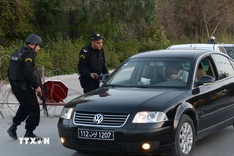 Cảnh sát Tunisia gác tại khu vực bên ngoài bảo tàng Bardo ở thủ đô Tunis ngày 23/3. (Nguồn: AFP/TTXVN)