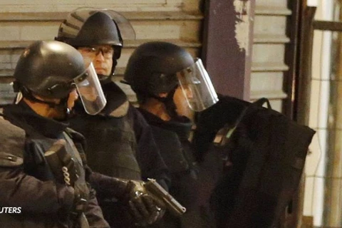 Lực lượng an ninh Pháp tuần tra tại lối vào nhà thờ Notre Dame ở thủ đô Paris ngày 15/11. (Nguồn: AFP/TTXVN)