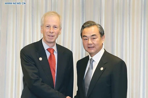 Bộ trưởng Ngoại giao Trung Quốc Vương Nghị trong cuộc gặp với người đồng cấp Canada Stephane Dion. (Nguồn: Xinhua)