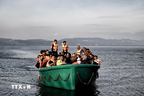 Người di cư tới đảo Lesbos của Hy Lạp sau hành trình vượt biển Aegean từ Thổ Nhĩ Kỳ ngày 10/11. (Nguồn: AFP/TTXVN)