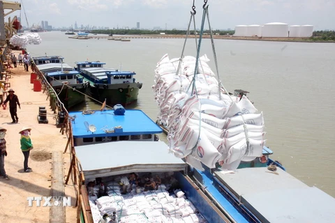 Bốc xếp mặt hàng gạo xuất khẩu sang thị trường Philippines tại cảng Nhà Bè (TP Hồ Chí Minh). (Ảnh: Đình Huệ/TTXVN)