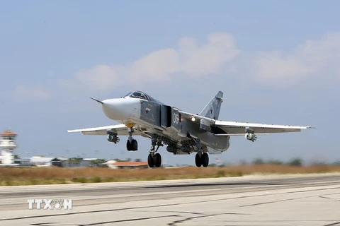 Máy bay chiến đấu Sukhoi Su-24 của Nga cất cánh từ căn cứ không quân Hmeimim ở tỉnh Latakia, Syria trong chiến dịch không kích IS ngày 3/10. (Nguồn: AFP/TTXVN)
