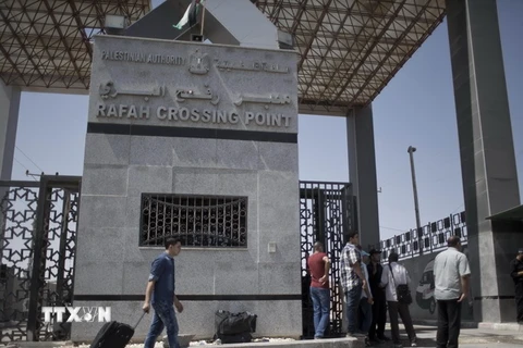 Người Palestine chờ qua cửa khẩu ở thành phố Rafah, miền nam Dải Gaza ngày 20/8. (Nguồn: AFP/TTXVN)