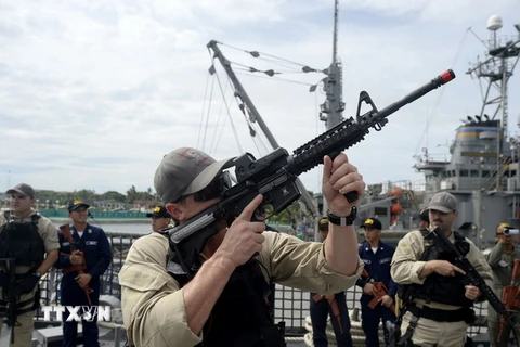 Binh sỹ hải quân Philippines và Mỹ tham gia tập trận ở Palawan ngày 23/6. (Nguồn: AFP/TTXVN)