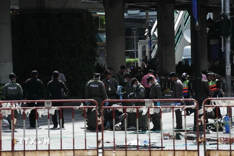 Cảnh sát Thái Lan điều tra tại hiện trường vụ đánh bom ở đền Erawan, thủ đô Bangkok ngày 18/8. (Nguồn: THX/TTXVN)