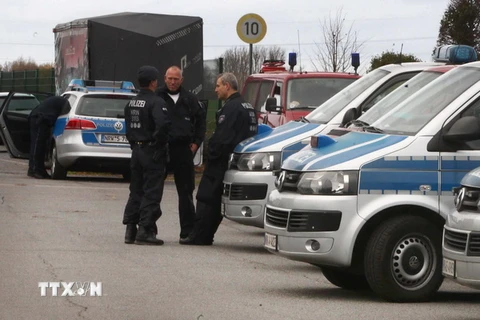 Cảnh sát Đức tham gia chiến dịch truy tìm nghi phạm vụ tấn công khủng bố ở Pháp, tại Alsdorf gần Aachen, miền tây nước này ngày 17/11. (Nguồn: AFP/TTXVN)
