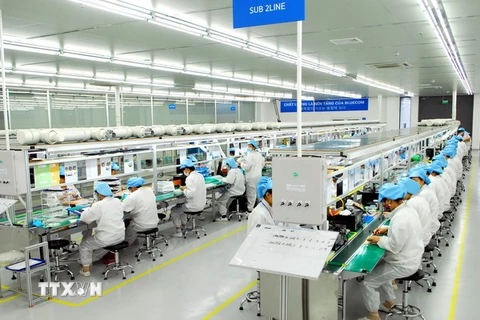Dây chuyền sản xuất các linh kiện, thiết bị điện tử tại Công ty TNHH Bluecom Vina (100% vốn đầu tư của Hàn Quốc), tại Khu công nghiệp Tràng Duệ (Hải Phòng). (Ảnh: Danh Lam/TTXVN)